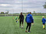 Laatste training S.K.N.W.K. JO7-1 (partijtje tegen de ouders) van maandag 27 mei 2024 (13/180)